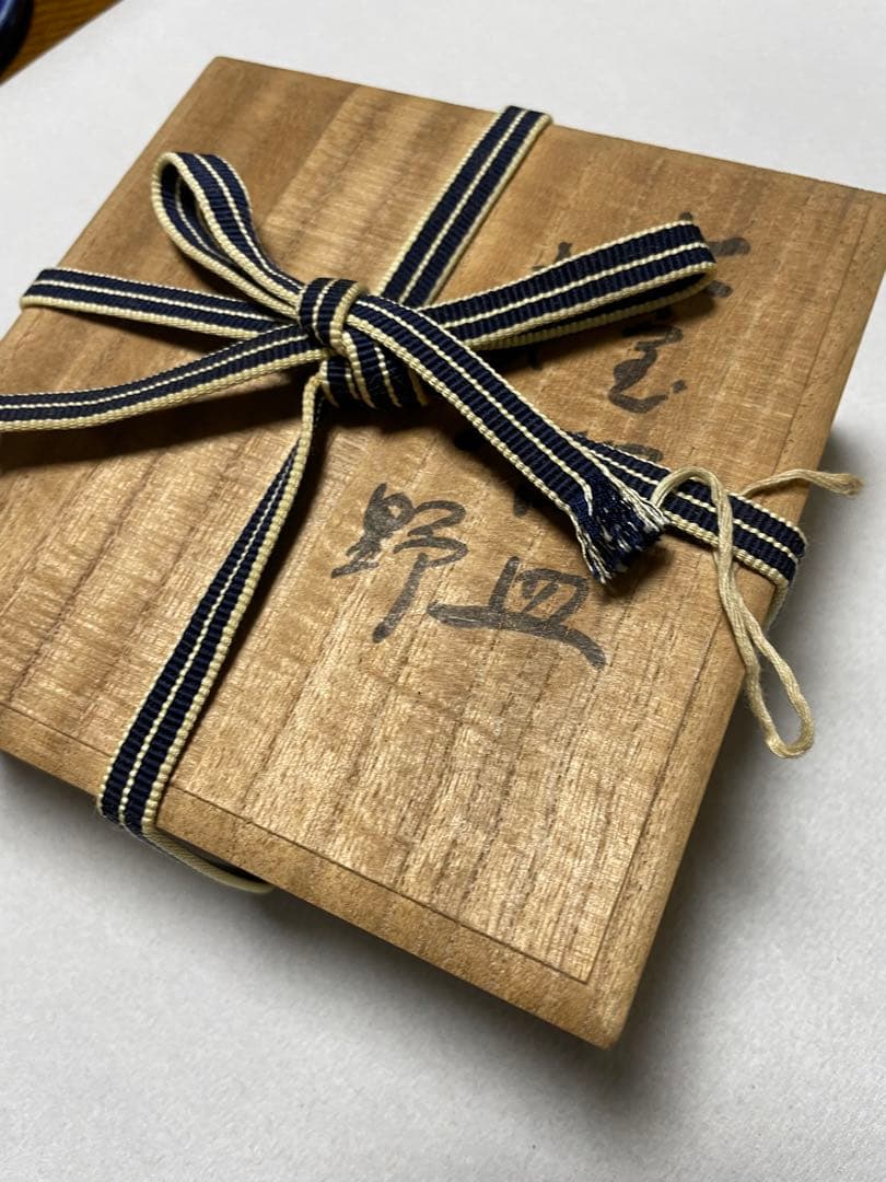 金箔の七宝焼　花模様の黒い皿