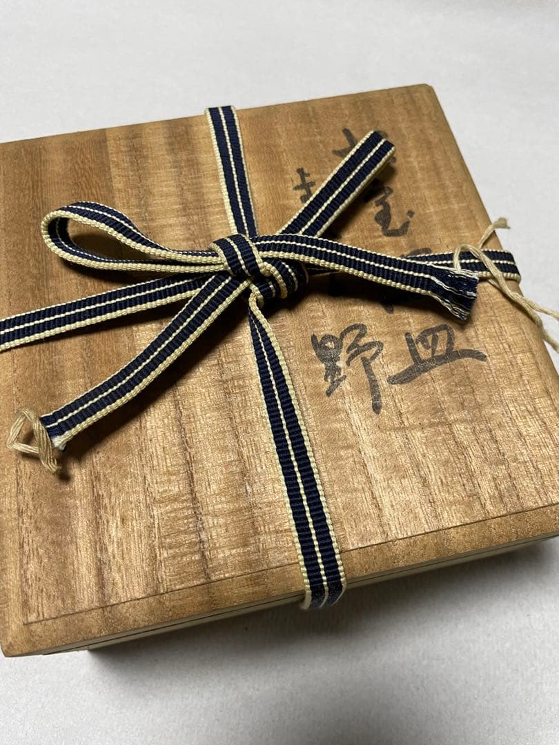 金箔の七宝焼　花模様の黒い皿