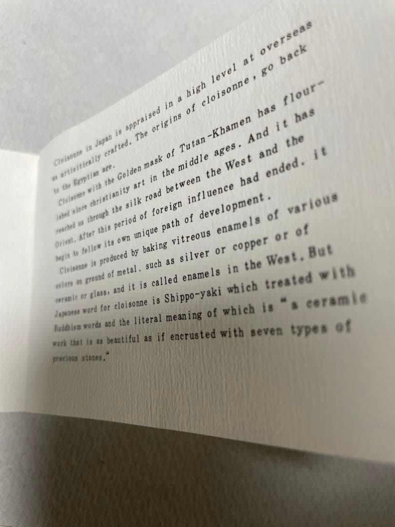 金箔の七宝焼　花模様の黒い皿