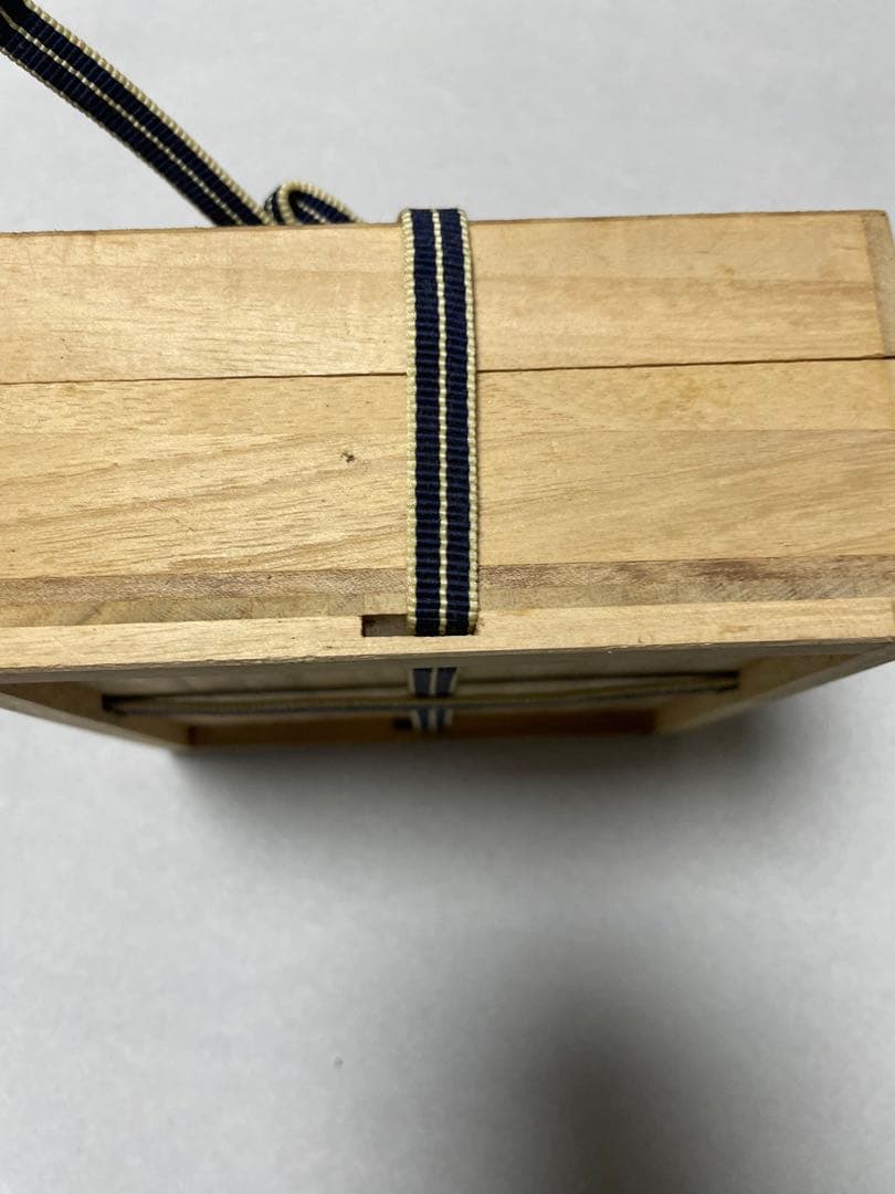 金箔の七宝焼　花模様の黒い皿