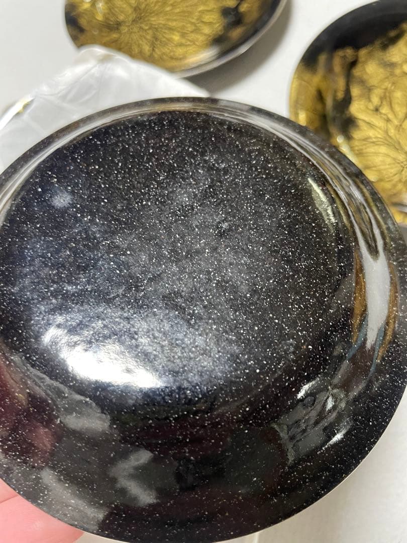 金箔の七宝焼　花模様の黒い皿
