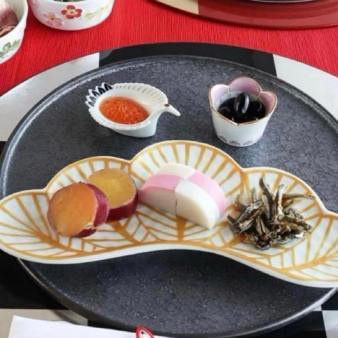 【新品】【大人気】有田焼幸楽窯　錦白金松葉形前菜皿　縁起物