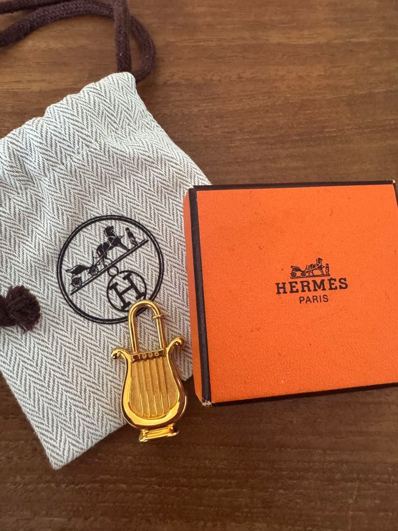 HERMES ゴールド 1996 カデナチャーム　ハープ型　未使用美品