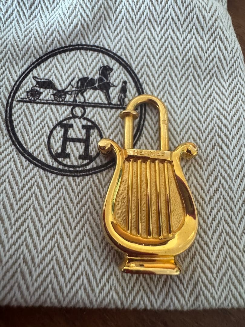 HERMES ゴールド 1996 カデナチャーム　ハープ型　未使用美品