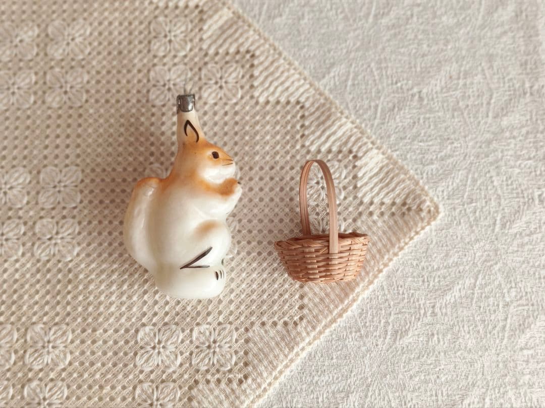 * vintage ornament ୨୧ * ミルク色ガラスの 素敵なリスさん