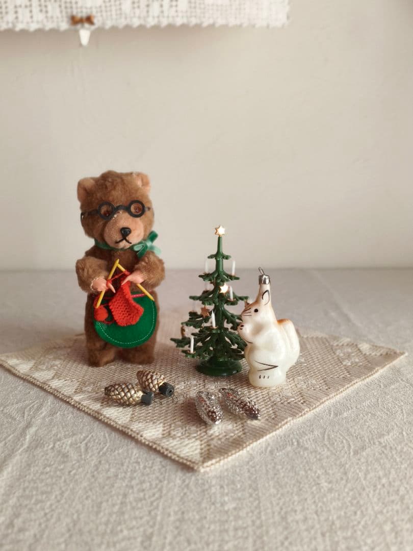 * vintage ornament ୨୧ * ミルク色ガラスの 素敵なリスさん