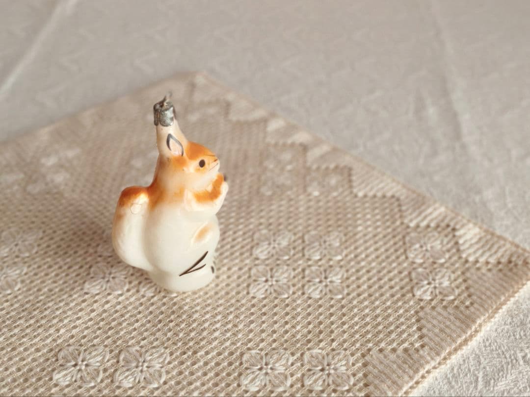 * vintage ornament ୨୧ * ミルク色ガラスの 素敵なリスさん