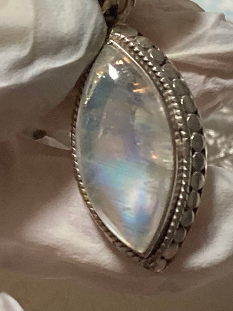 X*n様 【定価5万円】天然 レインボームーンストーン 大粒 ペンダントトップ