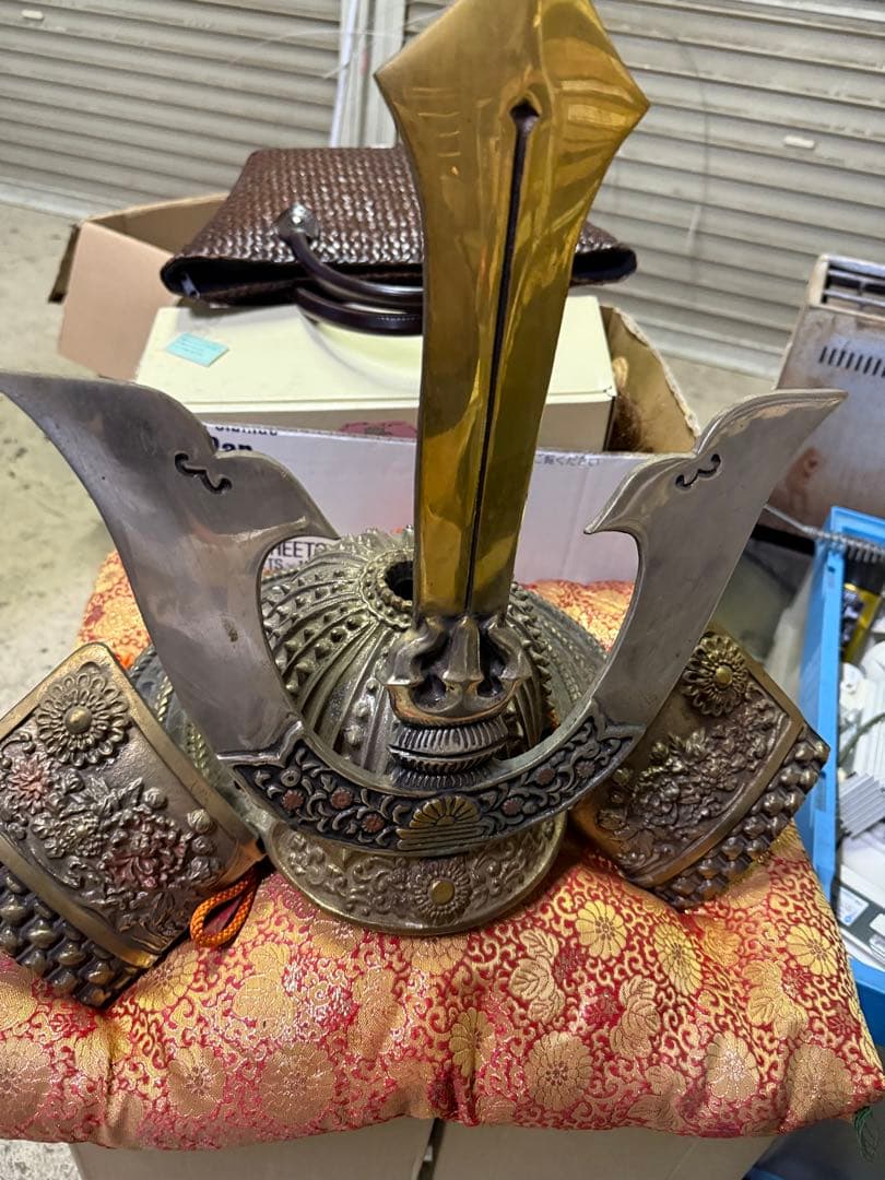 武士の兜　金色装飾の兜 菊花紋章入り　日本国皇室顎紐付き　赤いクッション付き
