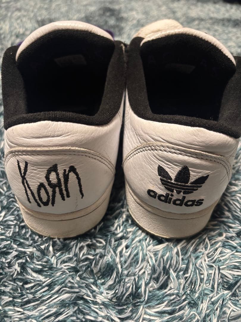 ADIDAS×KORN コラボスニーカー