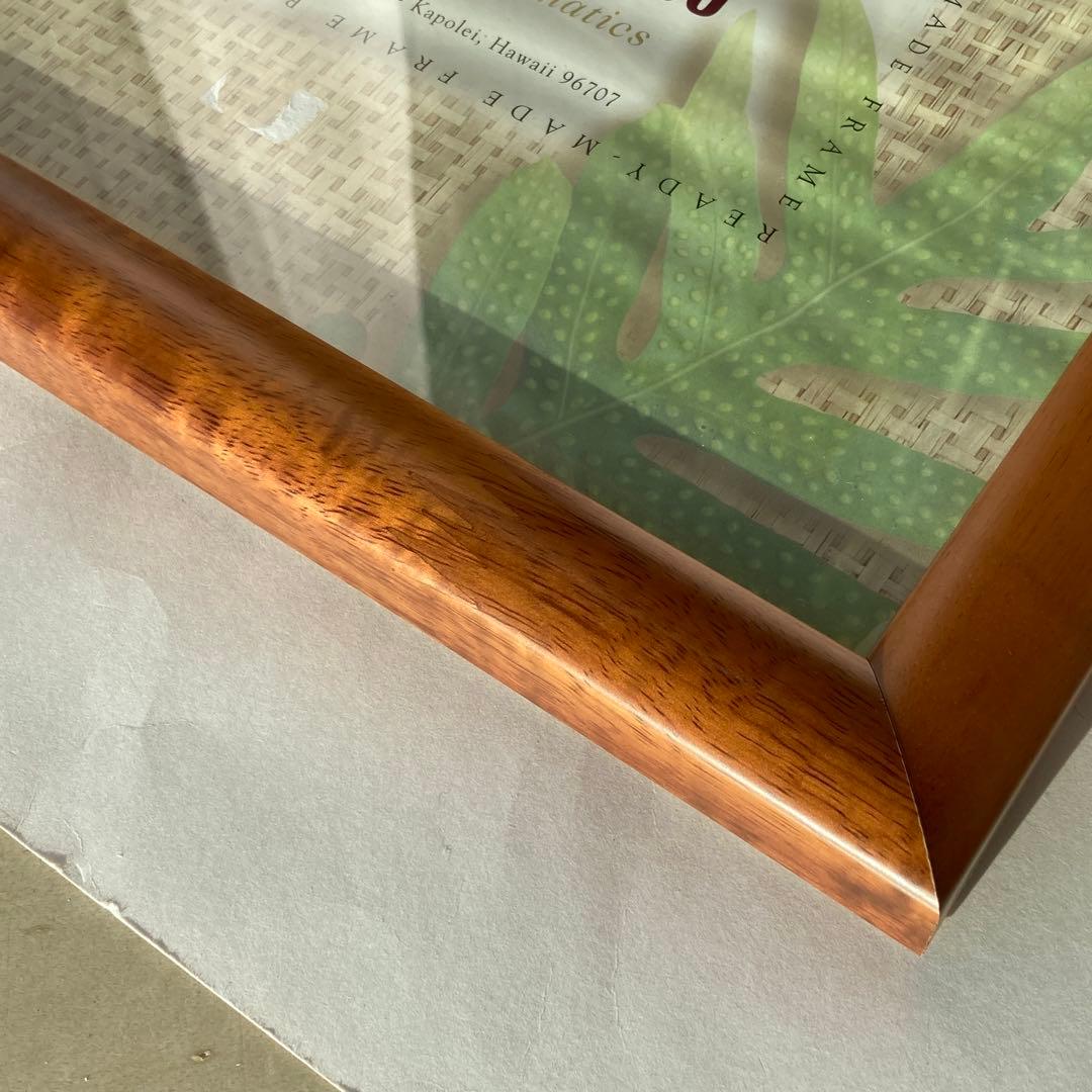 ハワイで購入した40×32センチのウッド額縁。2枚セットで