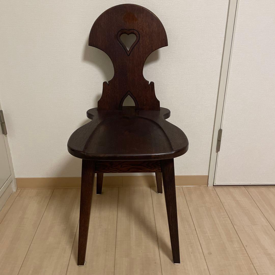 ハート型背もたれの木製チェア