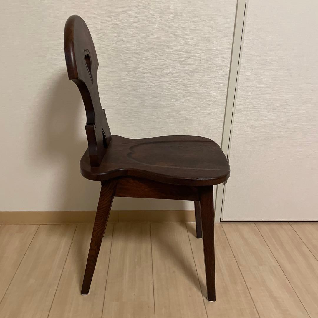 ハート型背もたれの木製チェア