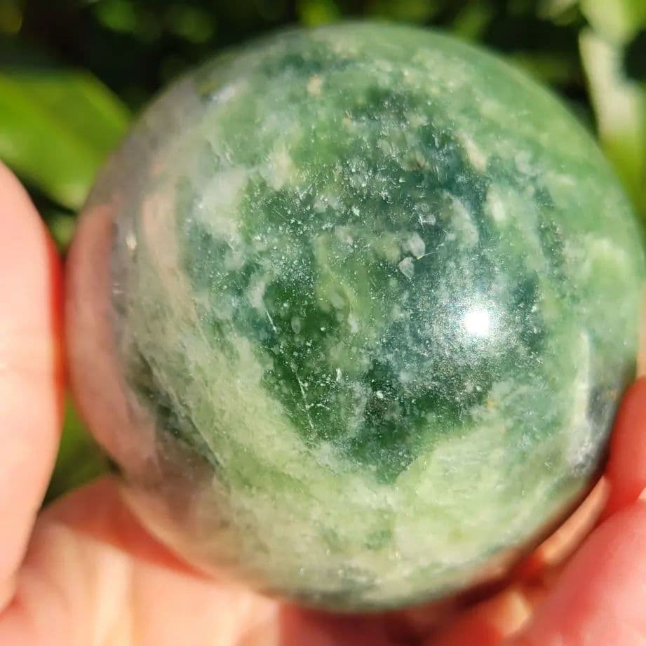 糸魚川翡翠結晶キラキラ　丸玉　３５７g