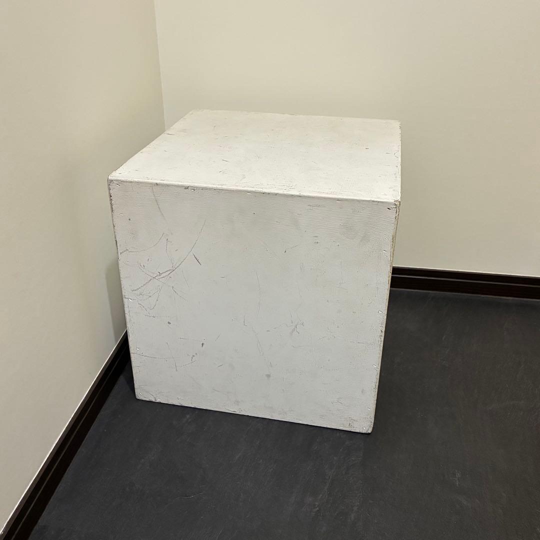 白ペイント キューブ型木箱　展示台 スツール 椅子 オブジェ 古道具