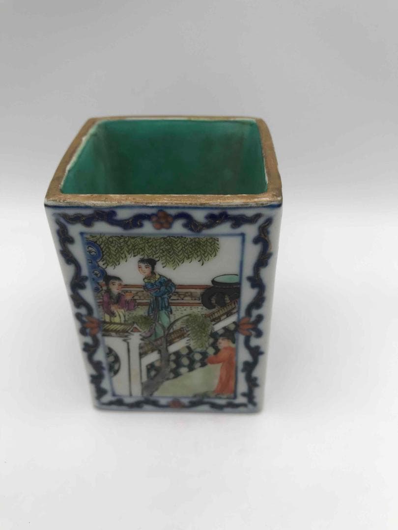 清乾隆時代　【大清乾隆年製】在銘　粉彩琺瑯彩松石緑釉人物文四方筆筒 (F-17)