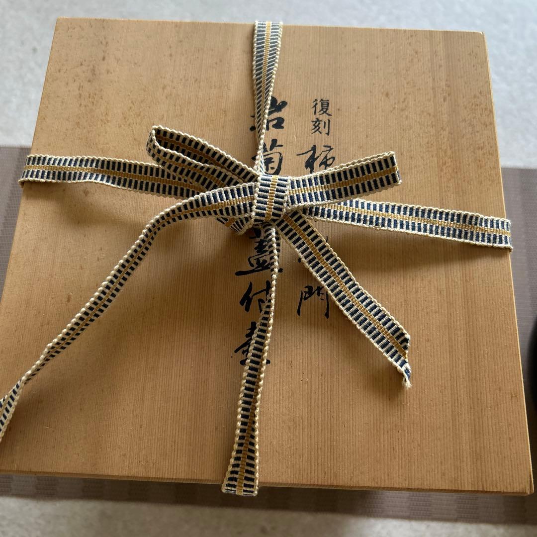 柿右衞門　岩菊文蓋付壺