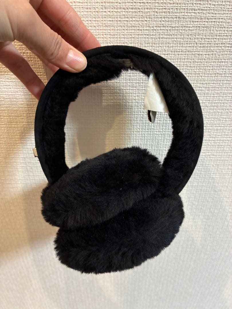 新品同　UGG アグ　ムートン耳当て　イヤー マフラー　イヤホン付　黒