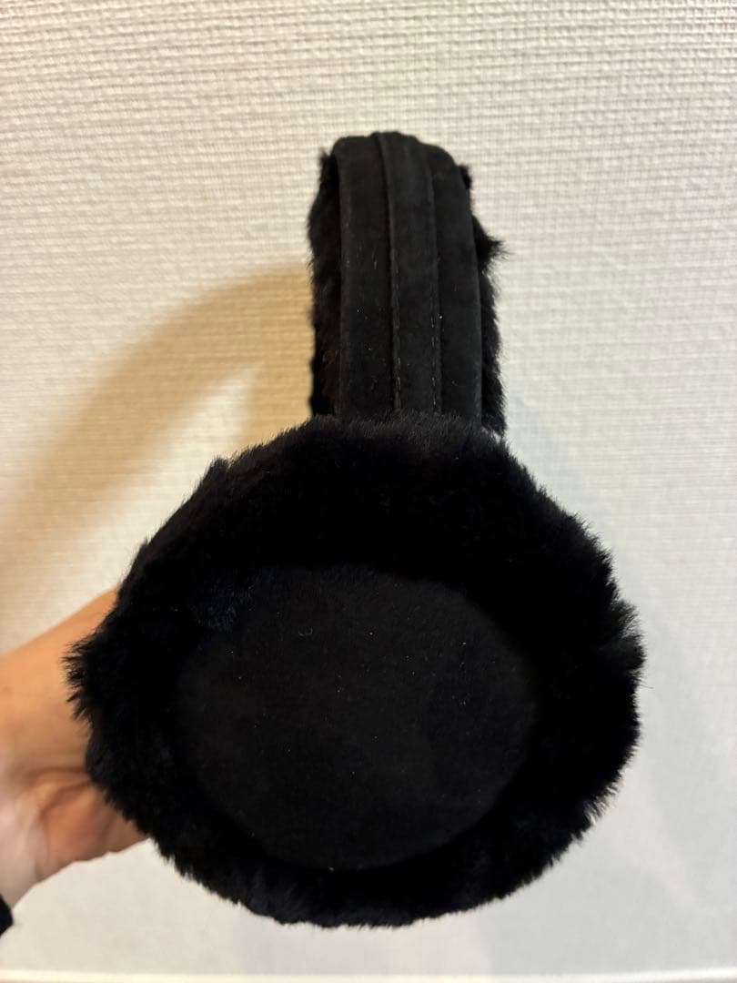 新品同　UGG アグ　ムートン耳当て　イヤー マフラー　イヤホン付　黒