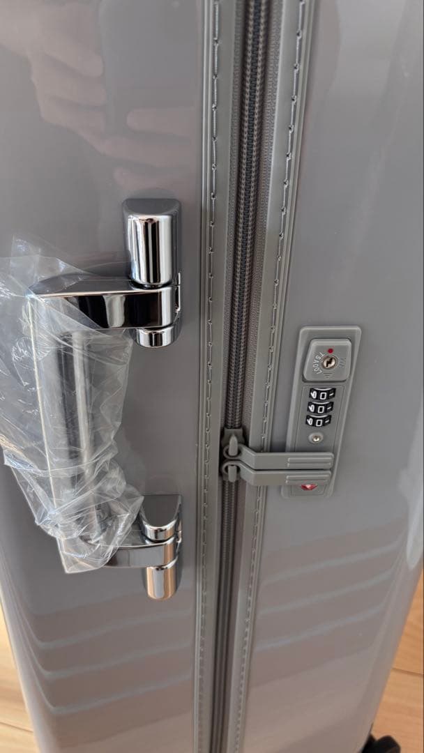 82L ZERO HALLIBURTON シルバーキャリーケース