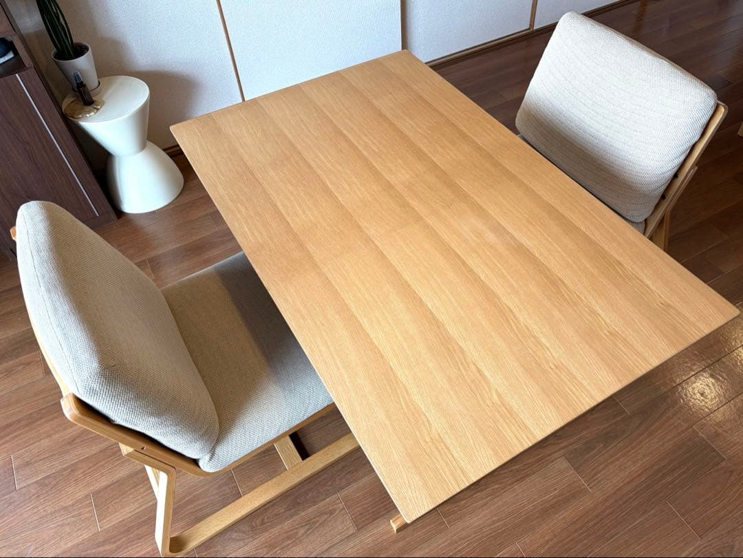 ②リビングでもダイニングでもつかえるソファチェア（モールドクッション仕様）オーク