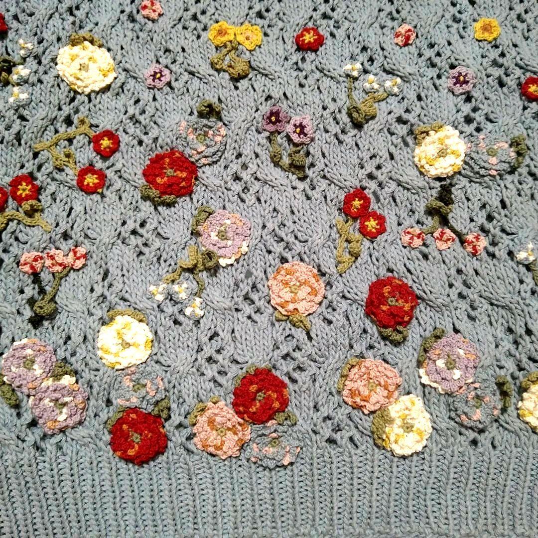 カラフル花モチーフブルーグレーニットセーター カネコイサオ