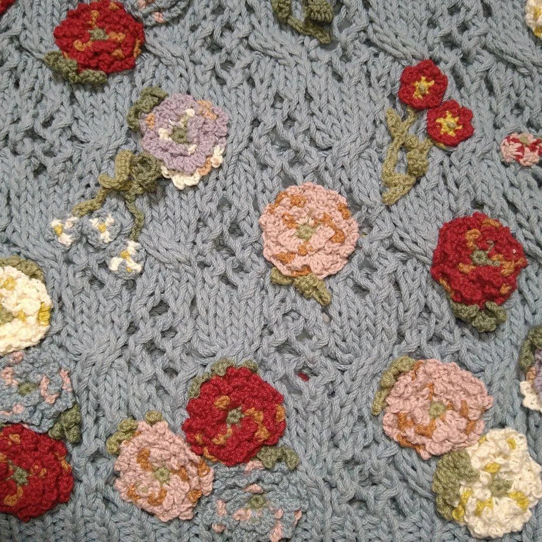 カラフル花モチーフブルーグレーニットセーター カネコイサオ