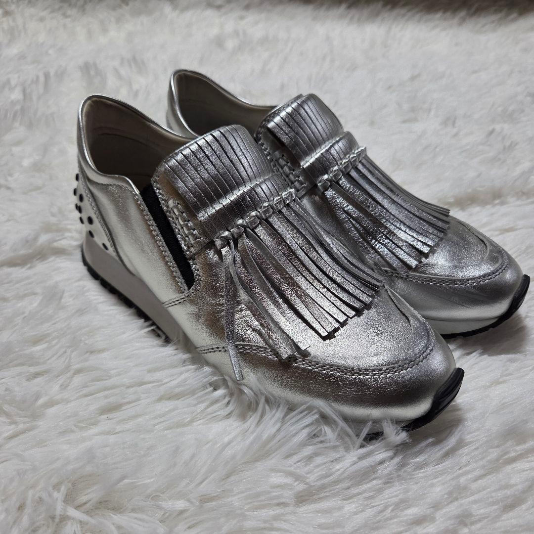 TOD'S メタリック フリンジ スリッポン