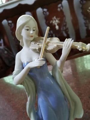 美しくデザインされた家具置物少女バイオリン