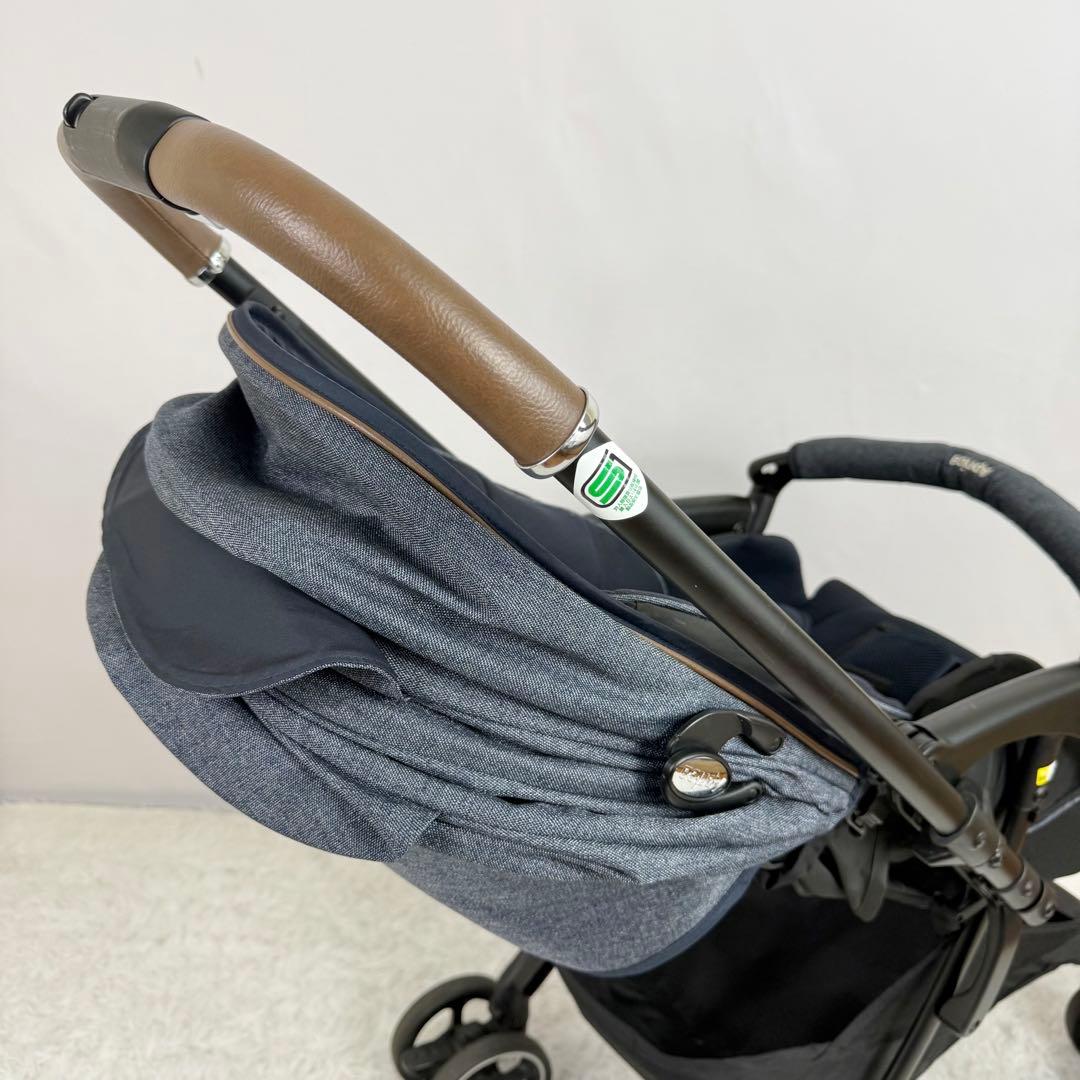 【美品】アップリカ ラクーナクッションフリー　2141888　軽量　818-8