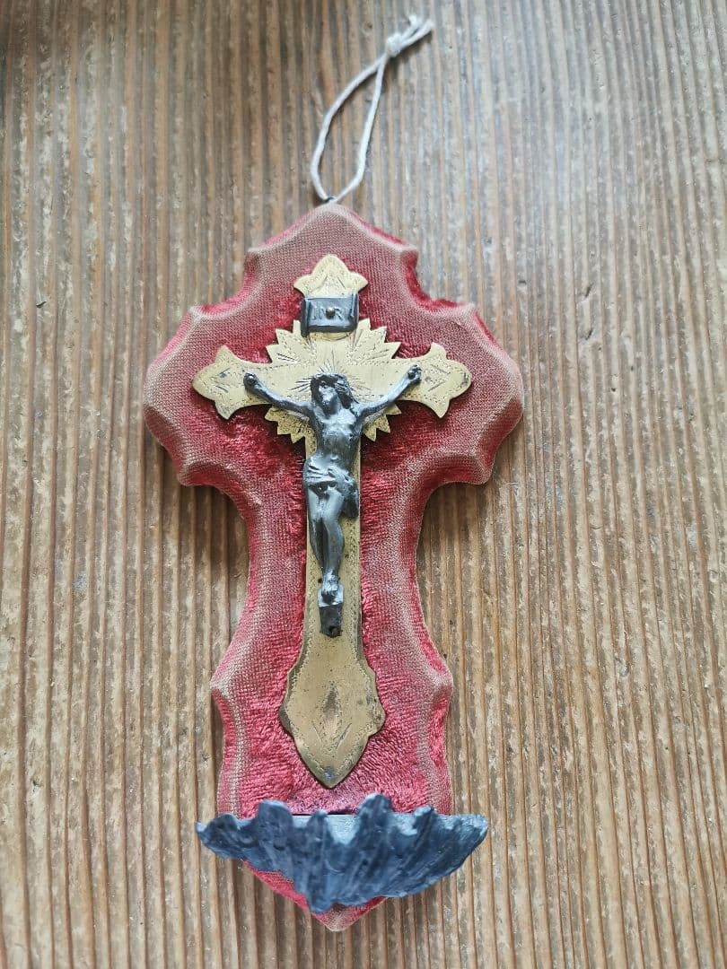 アンティークフランス 布帛と真鍮十字架 ブロンズ色のイエス シェル型聖水入れ