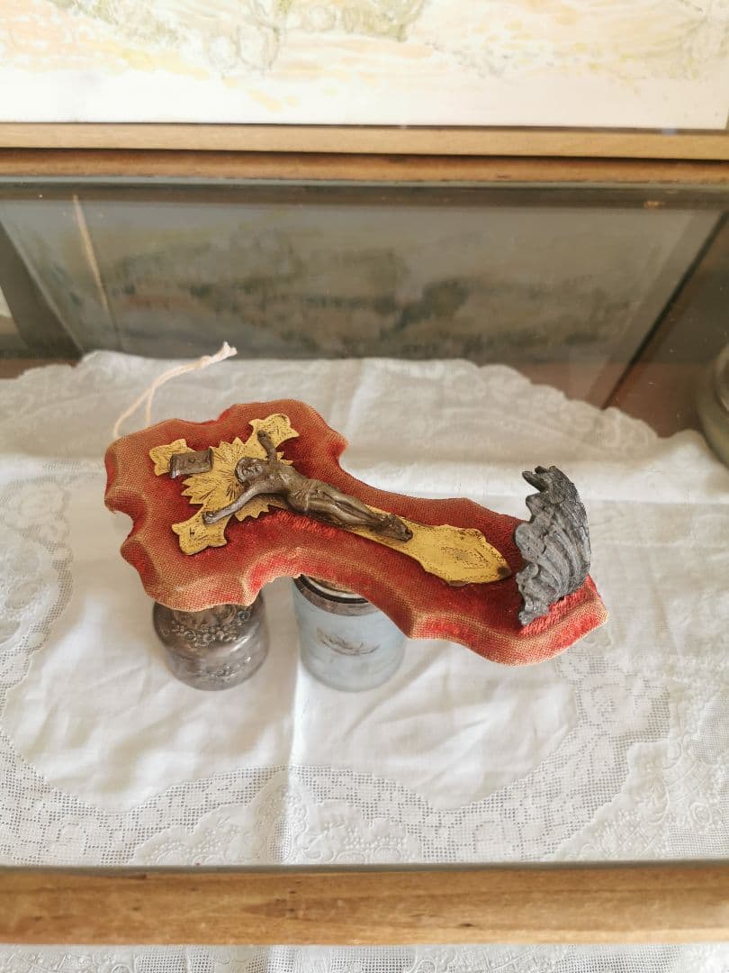 アンティークフランス 布帛と真鍮十字架 ブロンズ色のイエス シェル型聖水入れ