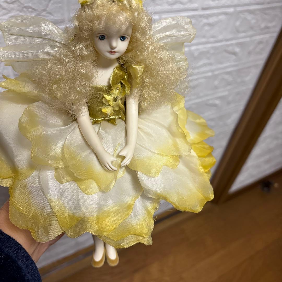 陶器の黄色の羽付き人形(wakatsu mariko)