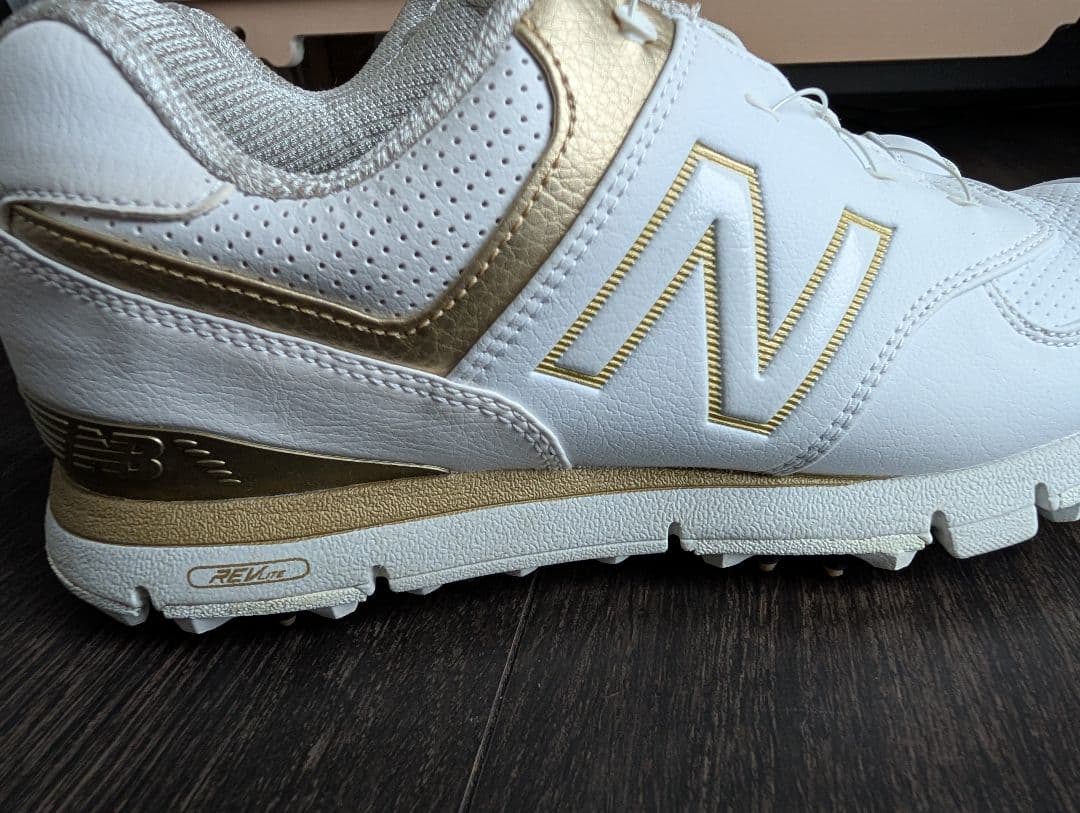 New Balance ゴルフシューズ ホワイト/ゴールド