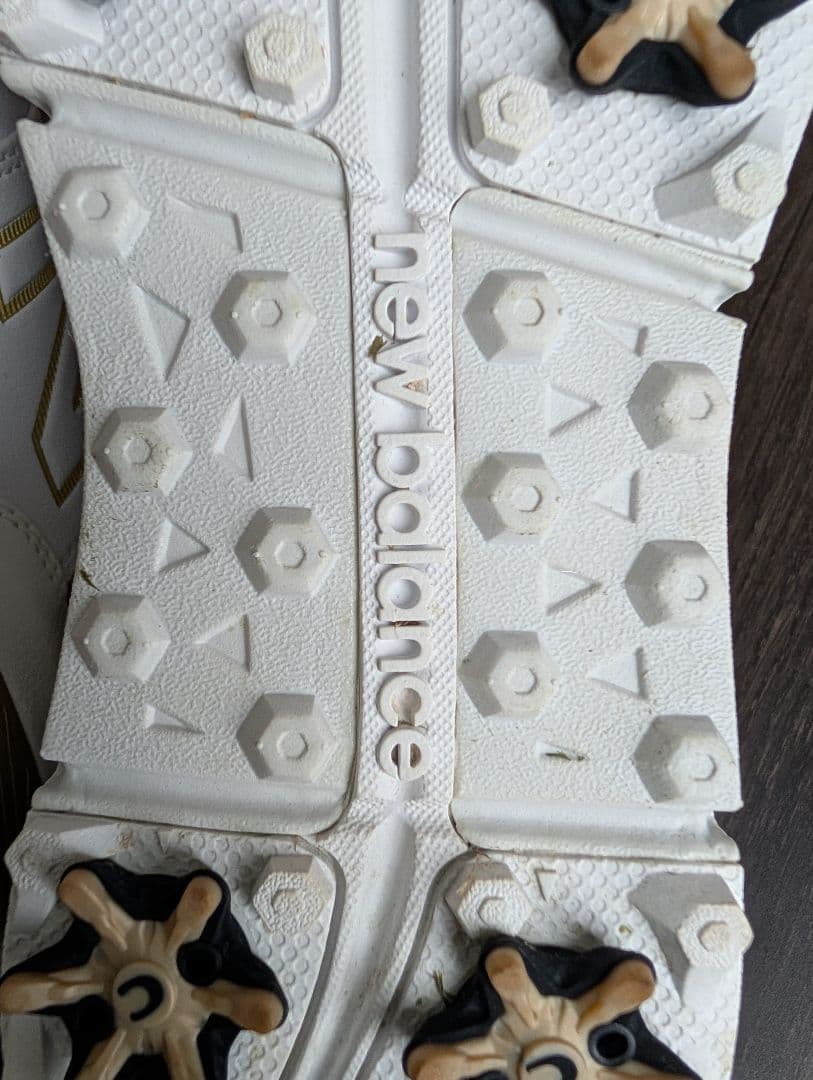 New Balance ゴルフシューズ ホワイト/ゴールド