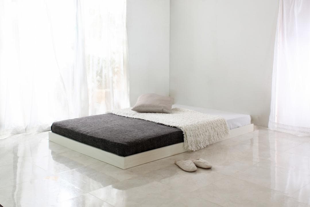 【ホワイト　ブラックマットレス付】コンパクトなベッド　ヘッドレス　ローベッド