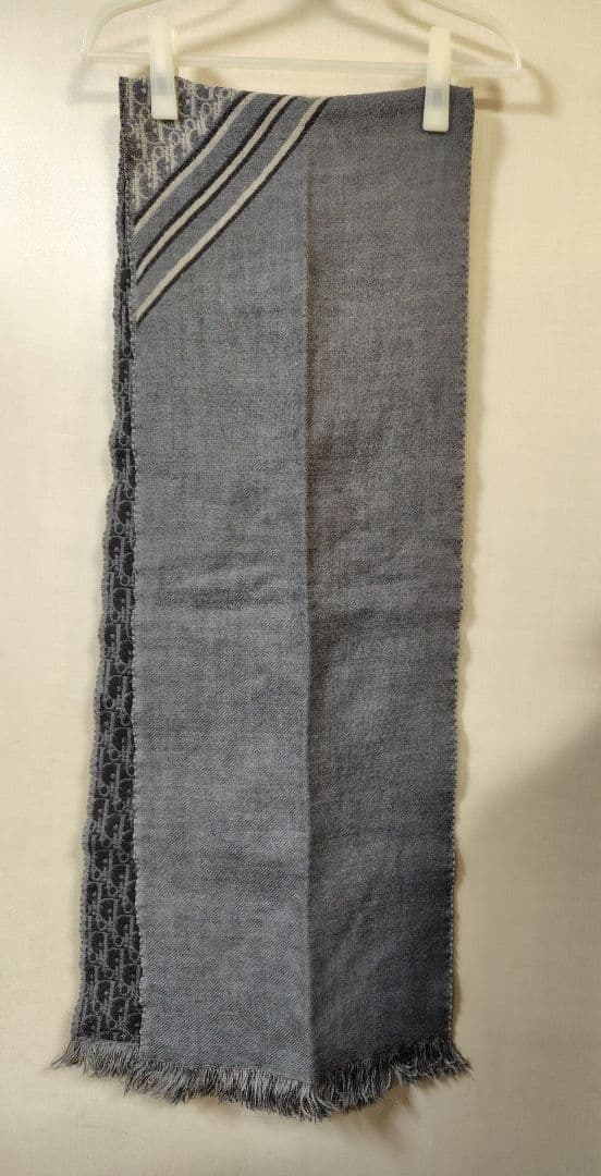 ふ*う様 ［難あり］クリスチャンディオール　グレーとホワイトのロゴマフラー