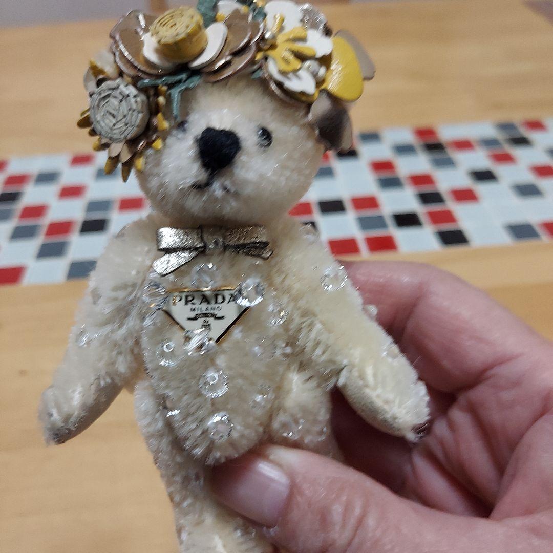 PRADA クマ型キーホルダー 花飾り付き