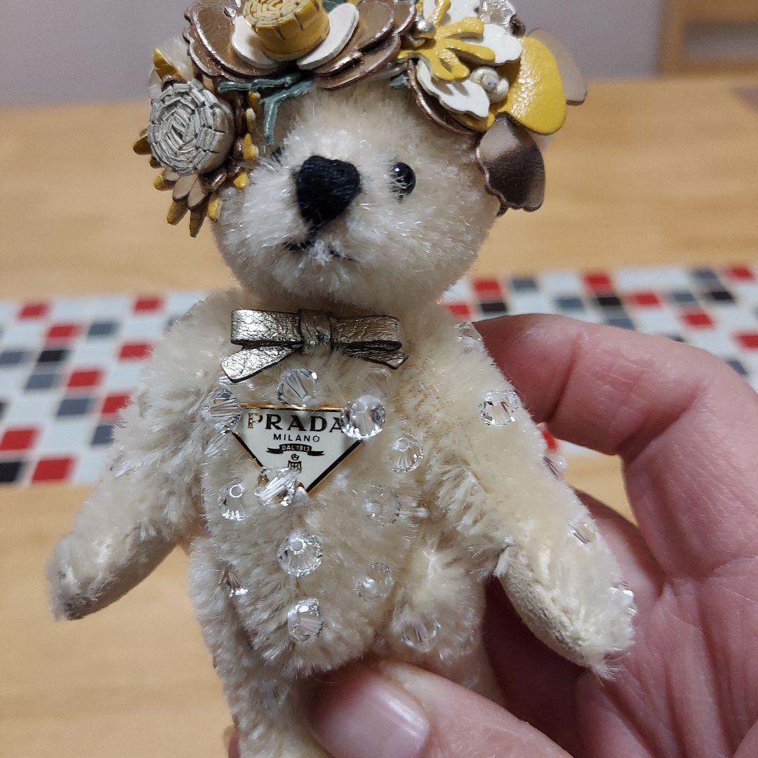 PRADA クマ型キーホルダー 花飾り付き
