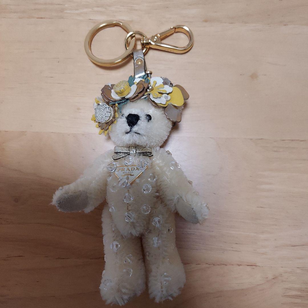 PRADA クマ型キーホルダー 花飾り付き