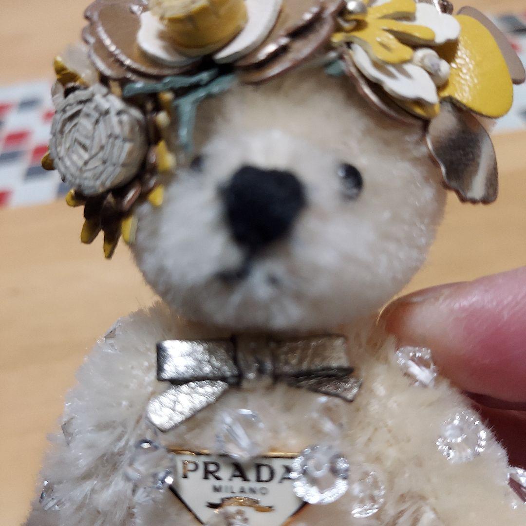 PRADA クマ型キーホルダー 花飾り付き