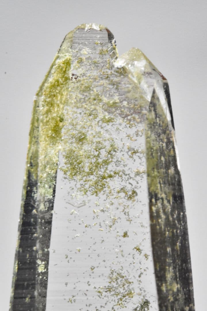 ガネーシュヒマールラパ産 角閃石、クローライト入りタンドリックツイン