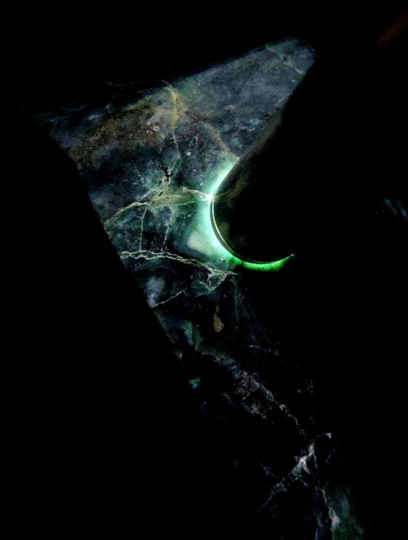 ★翡翠原石★糸魚川硬玉【姫川転石・山之坊コスモクロア・カット431ｇ】