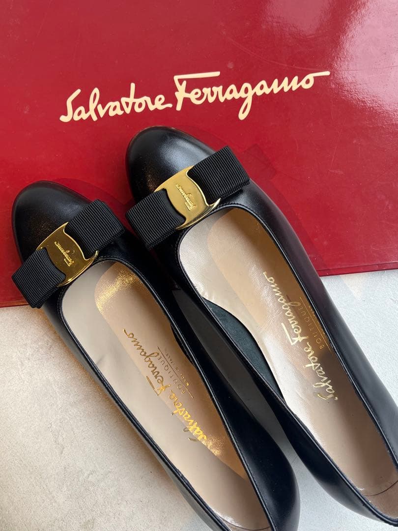 【新品未使用】サルヴァトーレ フェラガモ パンプス ローヒール バラ　リボン