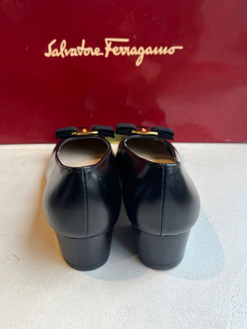 【新品未使用】サルヴァトーレ フェラガモ パンプス ローヒール バラ　リボン
