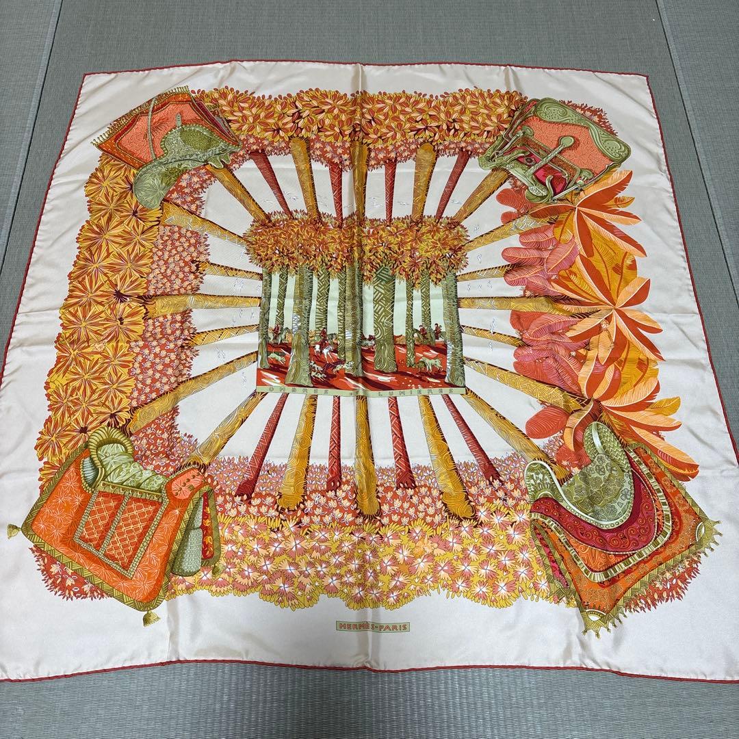 華やかな花柄シルクスカーフ