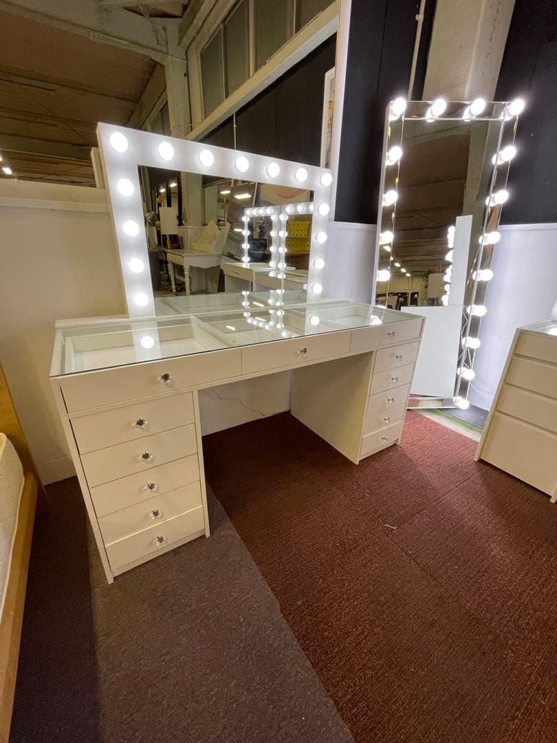 ホワイト 木製 ドレッサー ミラー付き • 在庫は1点のみです。