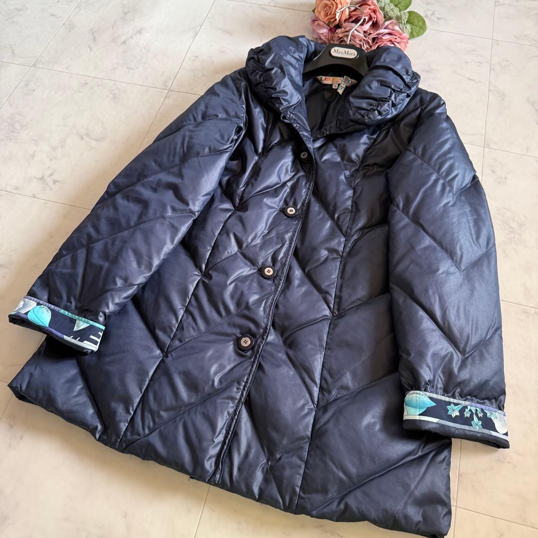 美品★レオナール リアルダウンコート 女優襟 花柄 トリム 紺 軽量 身幅50