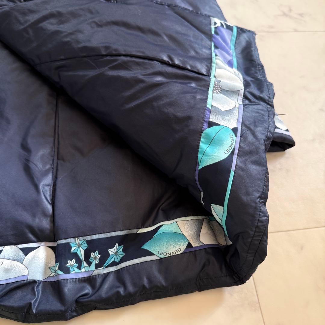 美品★レオナール リアルダウンコート 女優襟 花柄 トリム 紺 軽量 身幅50