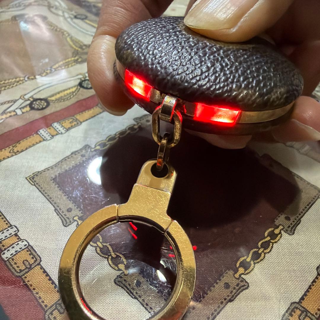 ルイ・ヴィトンブラウンロゴ入り円形キーリング本物